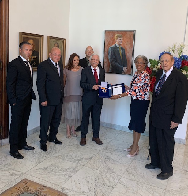 Op de foto: De familie van mevrouw wijlen M. Abraham, Hare Excellentie Lucille George-Wout en oud Minister Chance