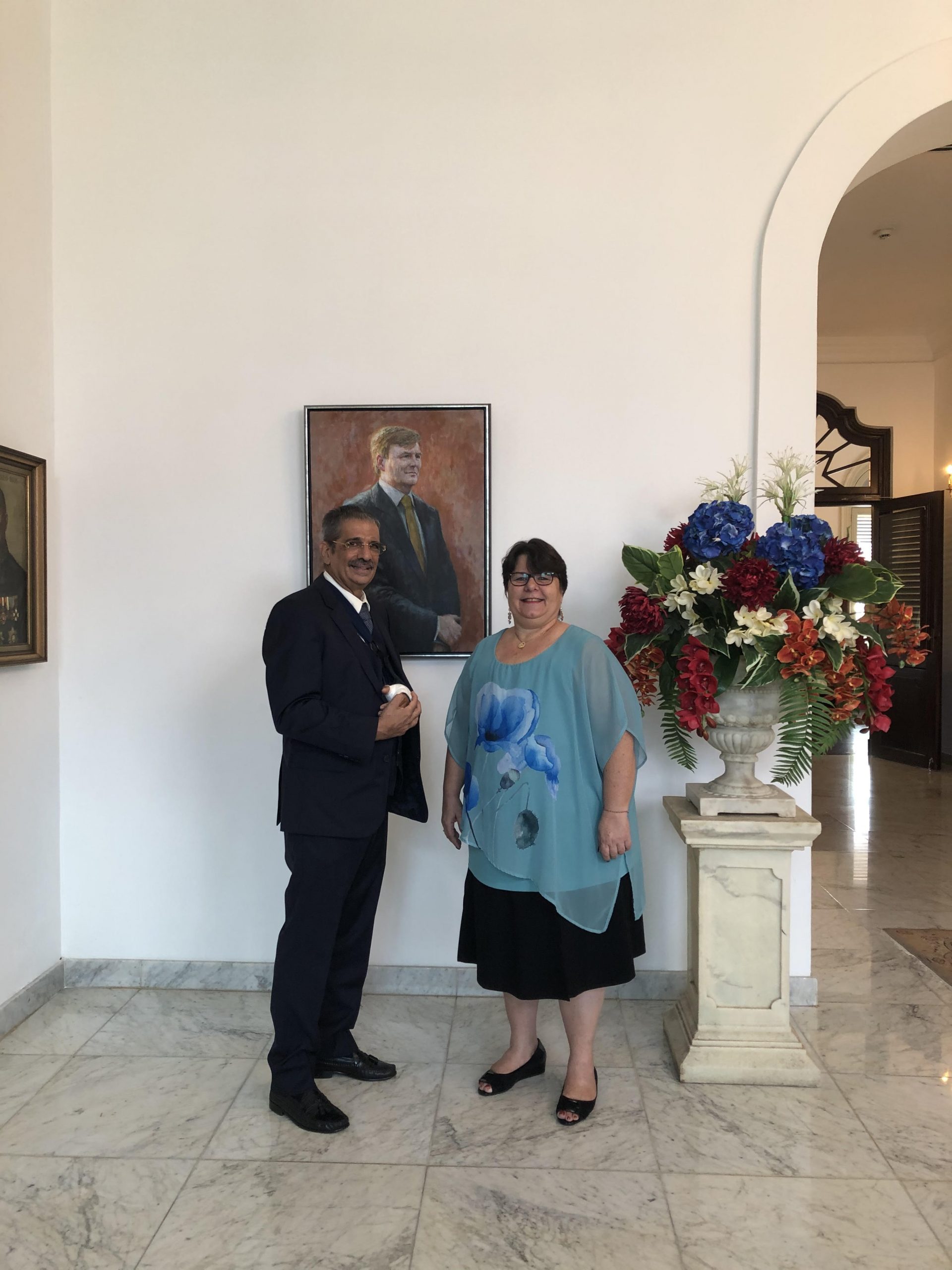 Op de foto: De waarnemend Gouverneur van Curaçao, H.E. Michèle Russel-Capriles en de heer Shaheen Elhage.