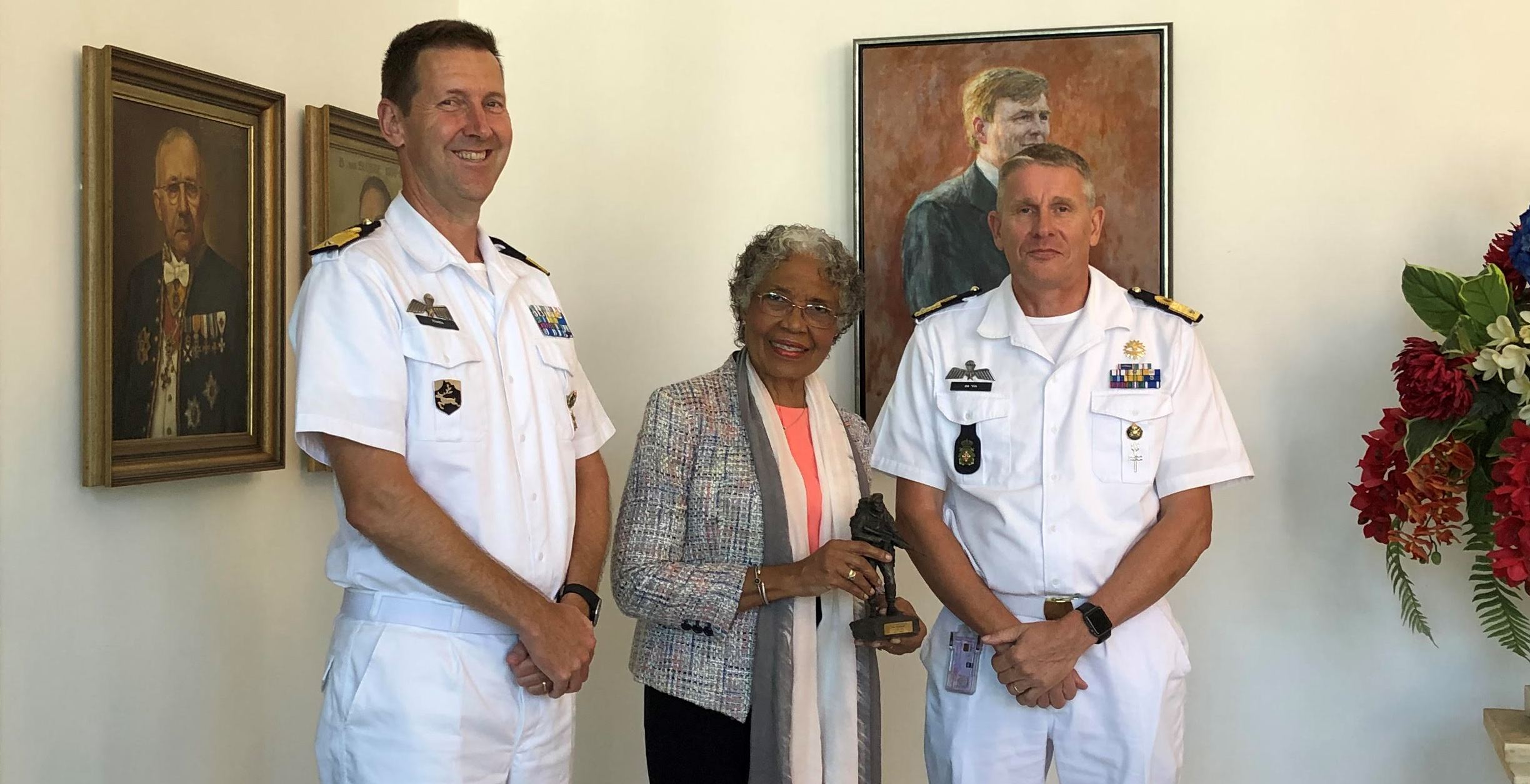 Op de foto: De Gouverneur van Curaçao, H.E. Lucille George-Wout (midden) en (l) kolonel Boots en (r) Generaal De Vin. 